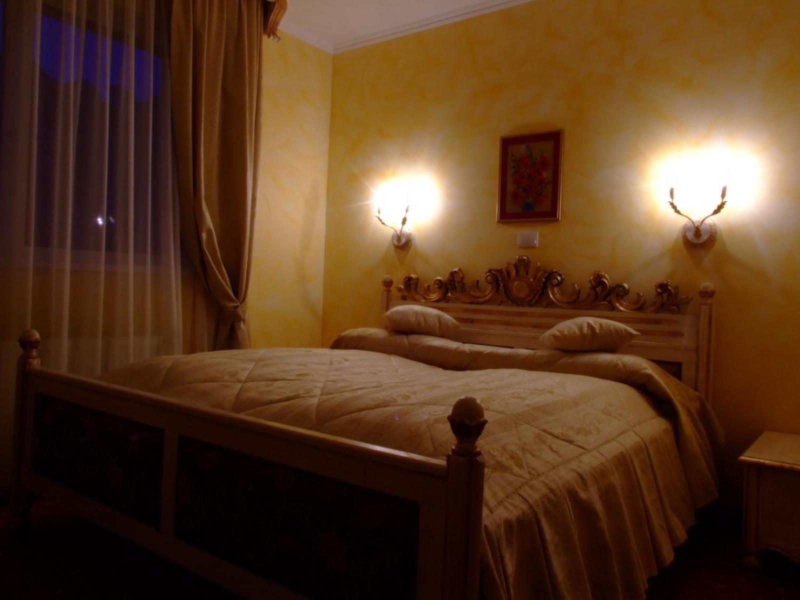 Hotel Royal Zalău Esterno foto