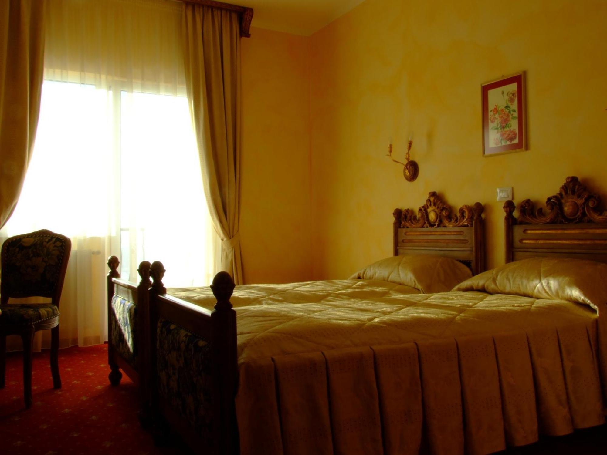 Hotel Royal Zalău Esterno foto