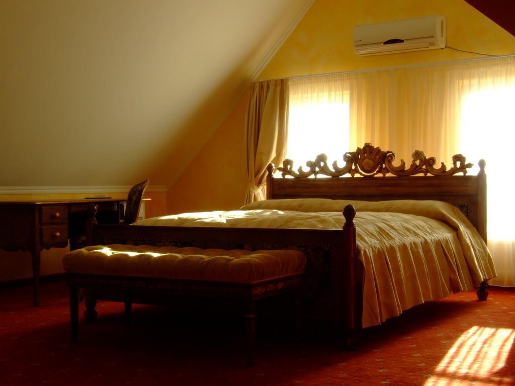 Hotel Royal Zalău Esterno foto